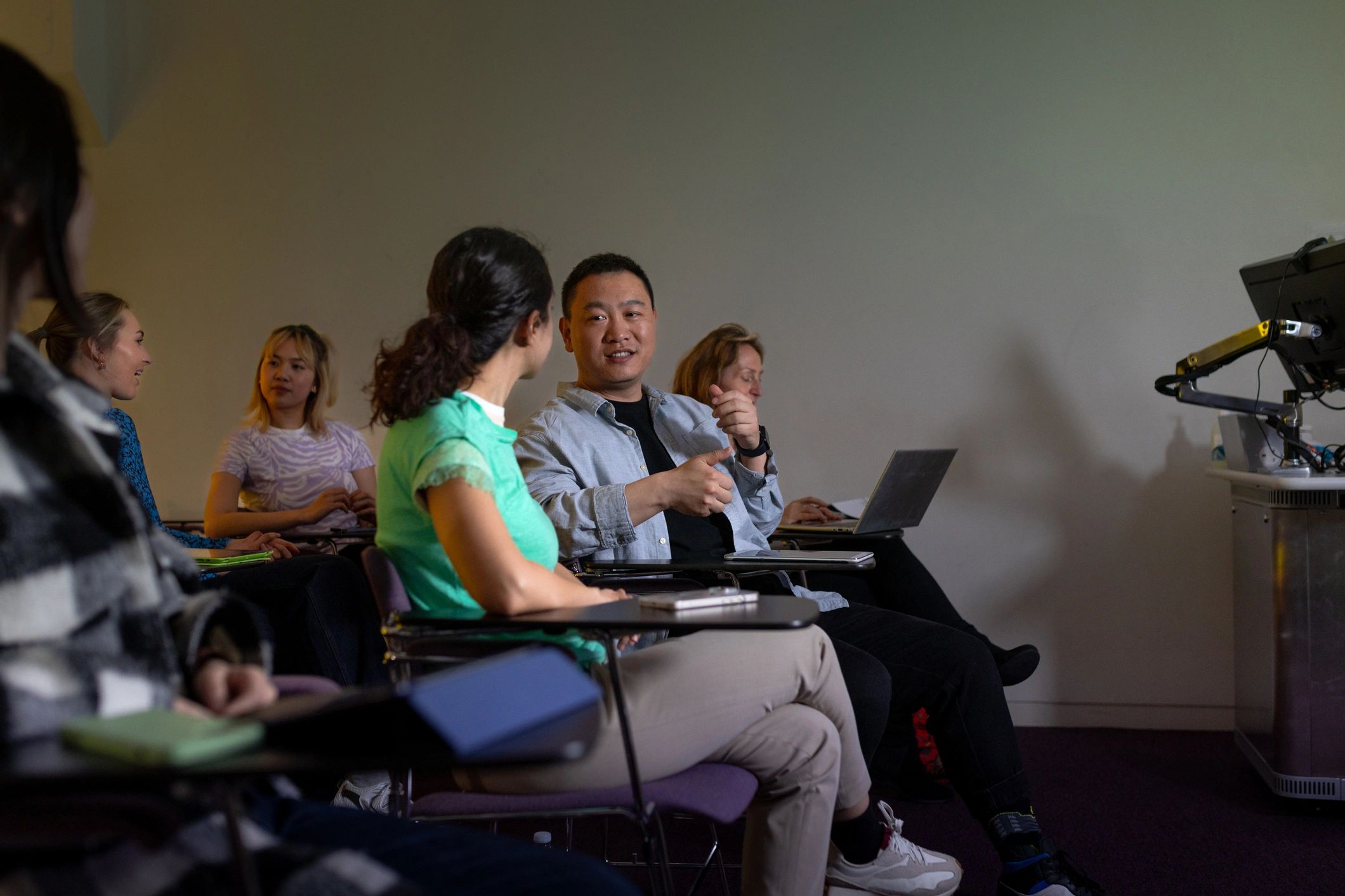 Learners in a lecture setting developing study strategies